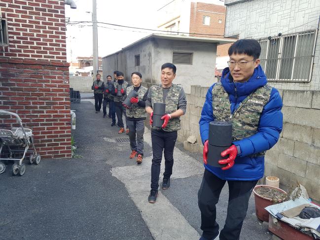 해군정비창 코끼리봉사단 장병들이 지난 14일 창원시 진해구 일대에서 어려운 이웃을 돕기 위한 연탄 나눔 봉사활동을 하고 있다.  부대 제공