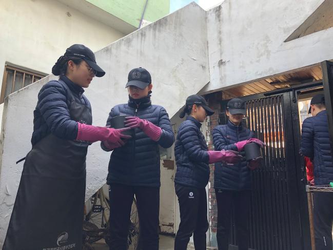 국군간호사관학교 생도들이 지난 14일 대전시 동구 신흥동에서 사랑의 연탄 나눔 활동을 하고 있다.  부대 제공