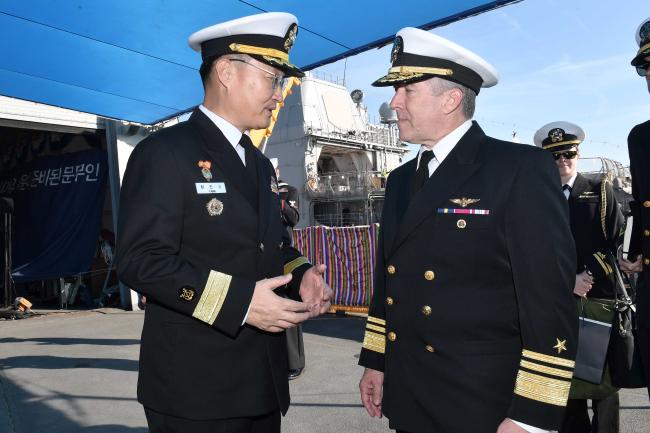 양민수(왼쪽) 해군순항훈련전단장이 전단을 방문한 스콧 콘 미 해군3함대사령관을 환영하고 있다.  부대 제공