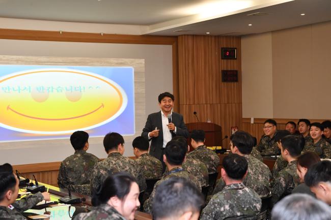 SLD행복연구소·행복사다리 정영진(예비역 공군준장) 대표가 공군방공관제사령부 본부 대회의실에서 ‘긍정 행복심리 특강’을 진행하고 있다.  부대 제공