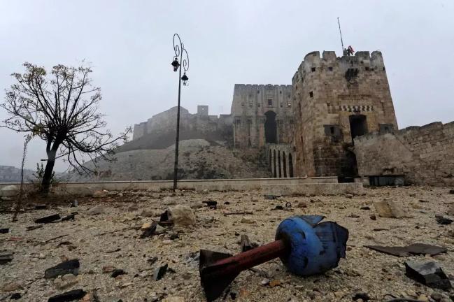 2016년 12월 13일 알레포 성채 인근에 포탄의 잔해가 남아있는 모습.  사진=www.newsweek.com