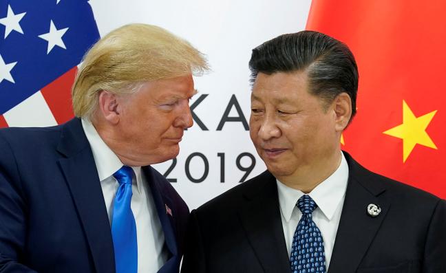 지난해 본격화된 미국과 중국 간 전략적 경쟁은 올해 더욱 심화할 전망이다. 지난해 6월 일본 오사카에서 열린 G20 정상회의에서 도널드 트럼프(왼쪽) 미국 대통령과 시진핑 중국 국가주석이 악수하고 있다.   연합뉴스 
