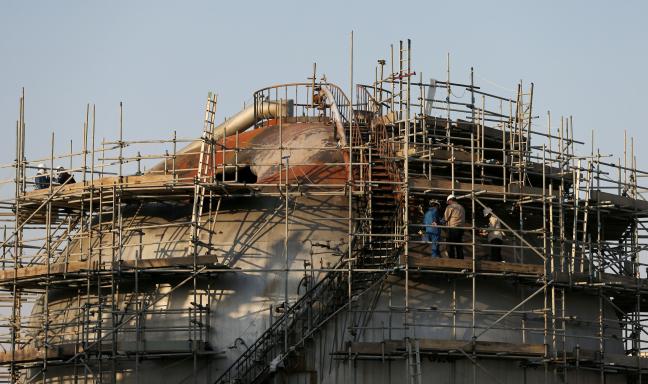 지난해 9월 무인기(드론) 공격을 받아 파괴된 사우디아라비아 국영 석유회사 아람코의 석유 처리 시설을 수리하고 있는 모습. 중동은 올해에도 테러, 내전 등으로 혼란이 계속될 전망이다.  
 연합뉴스 