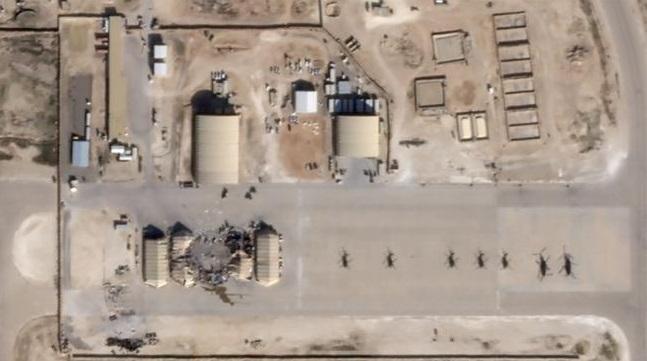 미국의 한 상업위성이 공개한 이란 미사일 공격 이후의 이라크 내 아인 알아사드 미 공군기지의 모습. 미사일이 한 건물을 완전히 파괴했지만, 중요도에서 낮은 건물로 추측돼 이란의 미사일 정확성에 대한 논란으로 이어지고 있다.    연합뉴스