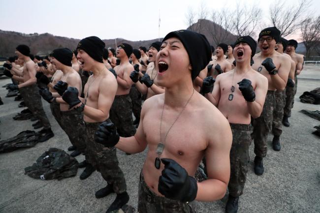 육군 각급 부대가 13일부터 본격적인 혹한기 훈련에 돌입한 가운데 육군8군단 12포병단 흑곰포병대대 장병들이 혹한기 훈련에 대비한 내한 적응훈련의 하나로 맨몸 뜀걸음을 마치고 힘찬 함성을 내지르고 있다.     한재호 기자