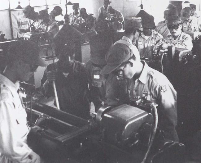1980년대 기계공작 기술을 배우고 있는 장병들.   부대 제공