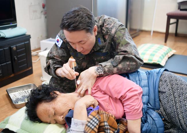 육군2군수지원여단 봉사단원들이 강원도 춘천 노인복지시설 ‘위로의 집’을 찾아 난방 기구 점검 및 보수 등의 봉사활동을 하고 있다(왼쪽 사진). 공군18전투비행단 한방과 의료진이 14일 부대 인근 마을회관을 찾아 주민들에게 한방 진료를 하고 있다. 부대 제공