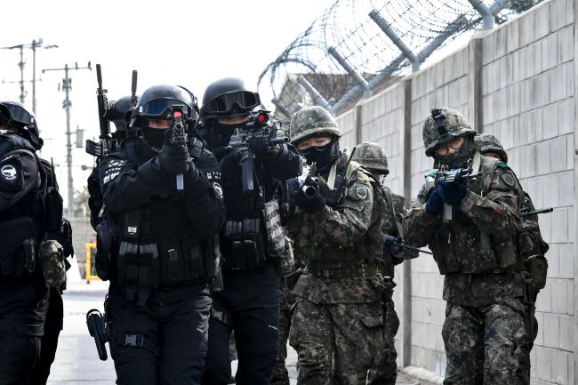 공군1전투비행단이 15일 기지 내에서 육군31사단과 합동으로 대침투·대테러 훈련을 실시한 가운데 양 부대 요원들이 수색작전을 펼치고 있다.  부대 제공