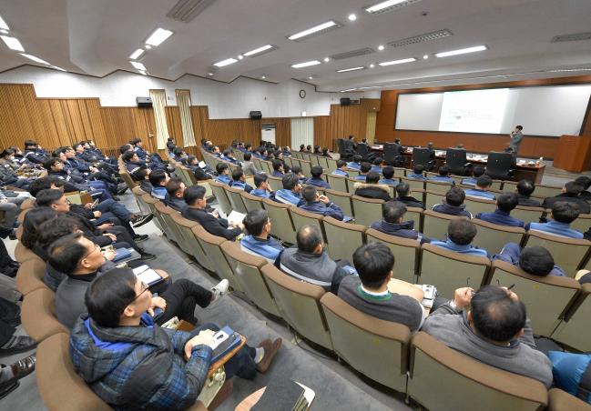 해군군수사령부가 개최한 함정기술 연구성과 발표 세미나가 16일 진해기지 운주관 대회의실에서 진행되고 있다.  부대 제공