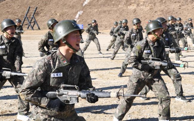 16일 해군교육사령부 야전교육훈련대에서 266기 해군부사관후보생이 각개전투 훈련을 받고 있다.  사진 제공=박미현 중사