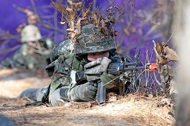 육군부사관학교에서 동계 입영훈련중인 부사관학군단(RNTC) 후보생들이 부대 각개전투 훈련장에서 소.부대 전투전문가로서 야전에서 요구되는 기본전투기술 체득을 하고 있다. 익산=이경원 기자.