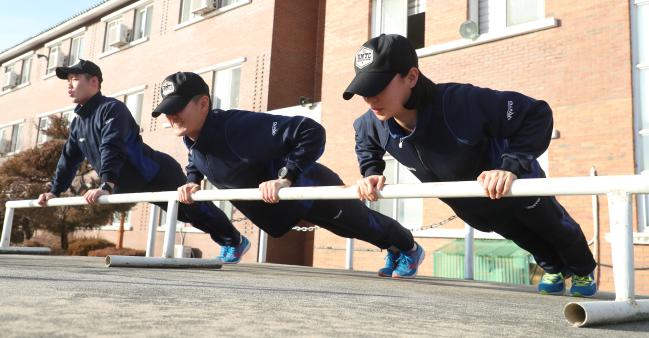 16일 전북 익산시 육군부사관학교에서 동계 입영훈련 중인  부사관학군단(RNTC) 후보생들이 체력단련을 하고 있다.  이경원 기자