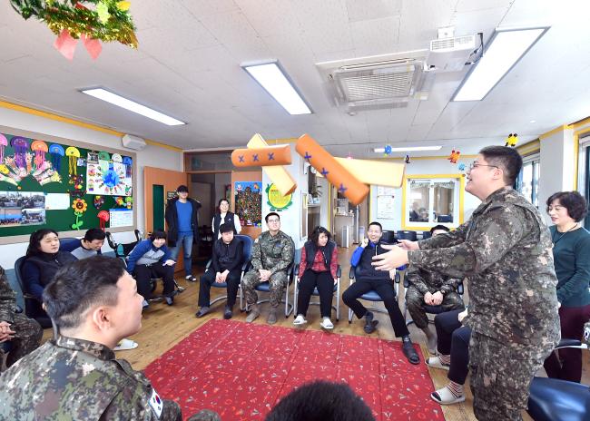 공군38전투비행전대 장병들이 지난 16일 설 명절을 앞두고 군산시장애인종합복지관을 방문해 장애인들과 윷놀이를 즐기고 있다. 사진 제공=유영임 상사 