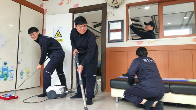 지난 17일 해군 서애류성룡함 장병들이 경남 창원시 진해재활원에서 환경정화 봉사활동을 하고 있다. 부대 제공 
