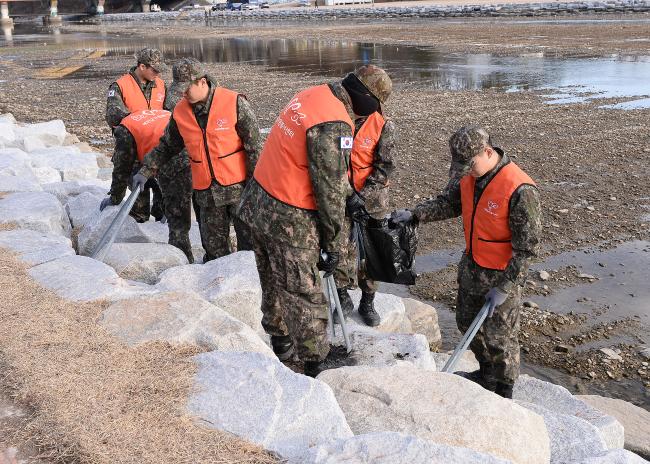 공군16전투비행단 장병들이 지난 16일 경북 예천군 예천읍 일대에서 환경정화 봉사활동을 펼치며 쓰레기를 수거하고 있다. 사진 제공=안홍찬 병장 