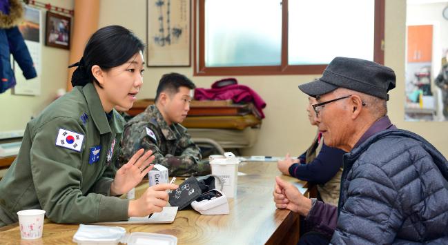 
지난 16일 강원 횡성군 가담1리 마을회관에 진행된 공군8전투비행단 대민 의료지원에서 부대 의료진이 지역 어르신을 진료하고 있다. 사진 제공=전미화 중사 