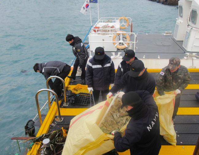 지난 17일 전남 신안군 흑산항 부두에서 해군3함대 장병들이 해양 폐기물을 수거하고 있다. 부대 제공 