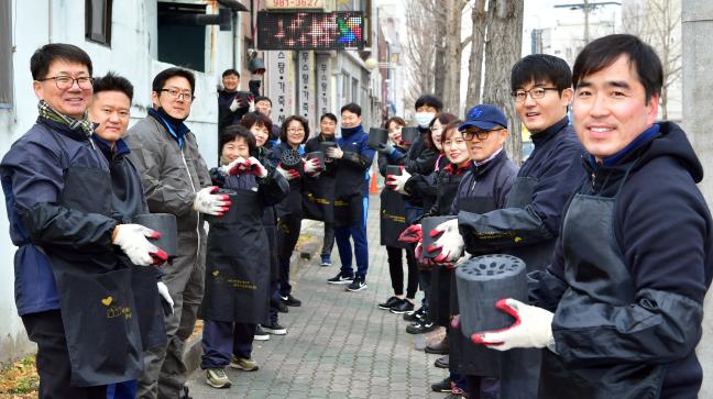 공군11전투비행단 군무원단이 18일 부대 인근지역 소외계층 가구에 자체 모금으로 구입한 연탄을 직접 전달하고 있다. 사진 제공=안재경 준위
