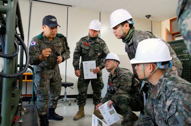 육군화생방학교가 지난 6~17일 해군과 해병대 장교 및 부사관을 대상으로 처음 운영한 ‘화생방 단기 집중과정’에서 전문교관이 화생방 장비 조작 교육을 하고 있다.  
 사진 제공=심범규 상병