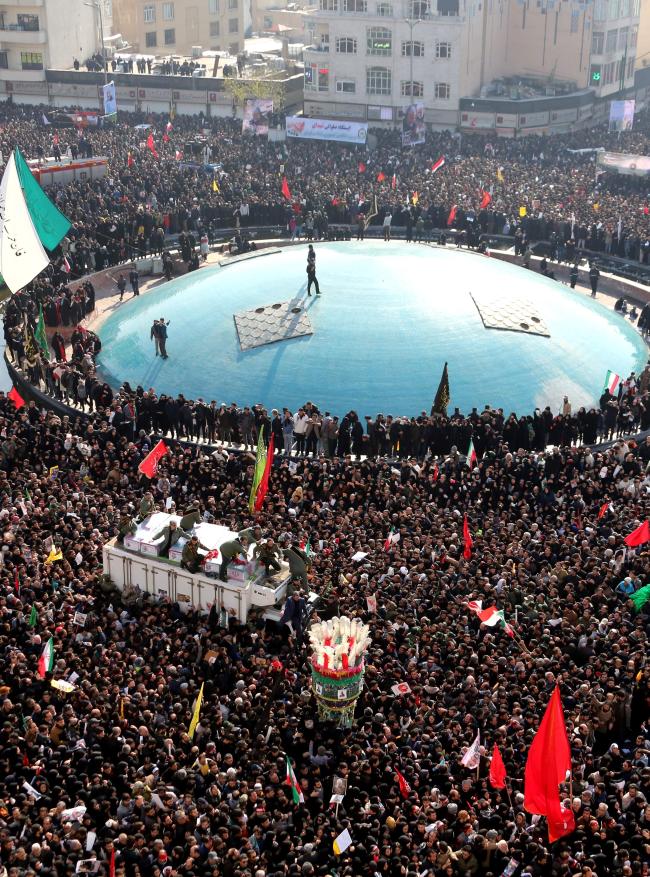  지난 6일(현지시간) 이란 수도 테헤란에서 거행된 가셈 솔레이마니 혁명수비대 쿠드스군 사령관의 장례식에 모여든 군중.  연합뉴스 
