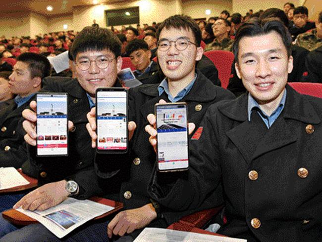 20일 해군교육사령부에서 진행된 초빙 강연에서 참가 장병들이 휴대전화를 이용한 온라인 강좌를 직접 체험해보고 있다.  사진 제공=박미현 중사 