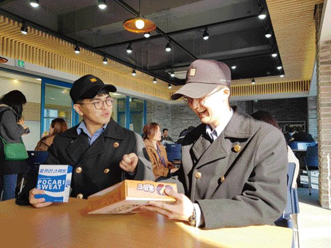 20일 국군복지단이 해군진해기지사령부에 개장한 ‘신개념 군 마트’에서 물품을 구매한 장병들이 마트 내 카페테리아에서 대화를 나누고 있다. 이날 개장한 진해기지사령부 군 마트를 포함해 현재까지 총 279곳의 마트가 신개념 군 마트로 새롭게 태어났다.      부대 제공