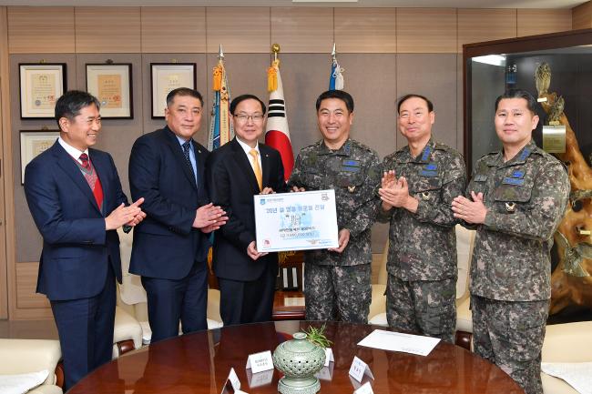 20일 공군방공관제사령부를 방문한 공군인터넷전우회(ROKAFIS)와 ㈜부영주택 관계자들이 위문품 전달식을 진행하며 기념사진을 찍고 있다.  부대 제공