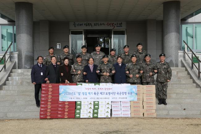 20일 육군31사단을 위문한 상훈유통 이현옥(앞줄 왼쪽 다섯째) 대표를 비롯한 방문단이 소영민(앞줄 왼쪽 여섯째) 사단장과 부대 지휘부와 기념촬영을 하고 있다.  부대 제공