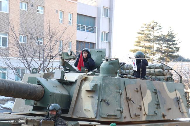 야전부대 현장체험에 참가한 국방부 신임 공무원들이 육군12사단 예하 최남수대대에서 K9 자주포 탑승 체험을 하고 있다.  부대 제공