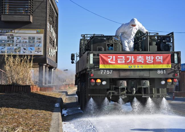 해군진해기지사령부가 21일 제독차를 동원해 경남 창원시 의창구 주남저수지 일대 도로에서 조류인플루엔자 바이러스 차단을 위해 도로방역을 하고 있다.   부대 제공