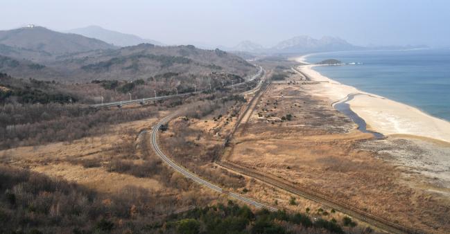 강원도 최북단 고성군 통일전망대에서 바라본 비무장지대 전경. 정면으로 금강산이 보인다.