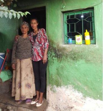 아디스아바바에서 가장 낙후된  굴렐레지역에 살고 있는 한국전쟁 참전용사 2세 예트나바쉬(오른쪽) 씨와 어머니. 가난과 무지로 남편에게 에이즈가 전염되어 일을 할 수 없는 그녀는 컴컴한 단칸방에서 어머니와 자녀들과 함께 살고 있다.  월드비전 제공