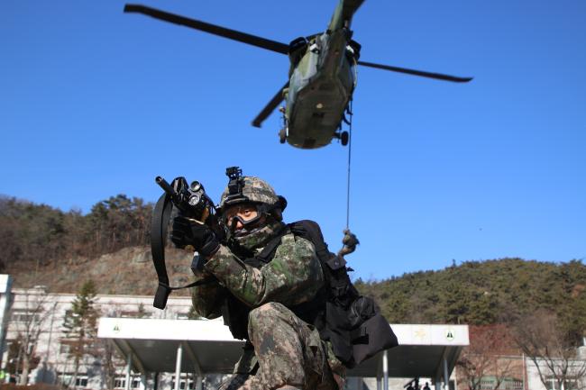 육군수도방위사령부 특공대대 장병들이 ‘동계 전투수행능력’ 배양과 ‘완벽한 전투준비태세’를 다지기 위한 1·21사태 상기 혹한기훈련에서 탐색격멸작전을 수행하기 위해 급속 헬기로프 하강훈련을 하고 있다.   사진 제공=조호진 대위