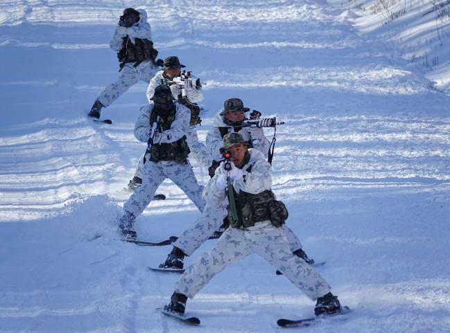 해병대수색대대 장병들이 지난 20일 강원도 평창군 황병산 산악훈련장에서 전술스키를 이용해 설상 기동을 하고 있다.   해병대 제공