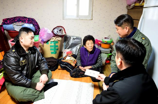 해군6항공전단 장병들이 21일 경북 포항시 남구에 거주하는 어르신 가정을 방문해 장병들이 자발적으로 모금한 성금을 전달하고 있다.  사진 제공=김민석 상병