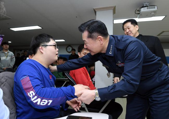 원인철(오른쪽) 공군참모총장이 22일 충남 논산시 사회복지시설 우리집공동체를 찾아 이웃들과 정담을 나누고 있다.  공군 제공