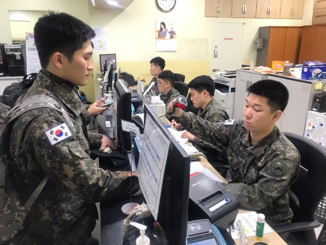 국군수송사령부 서울 TMO에서 수송사 장병들이 전우들의 설 연휴 귀성을 돕기 위해 열차표 예매 지원을 하고 있다.  김재호 상사