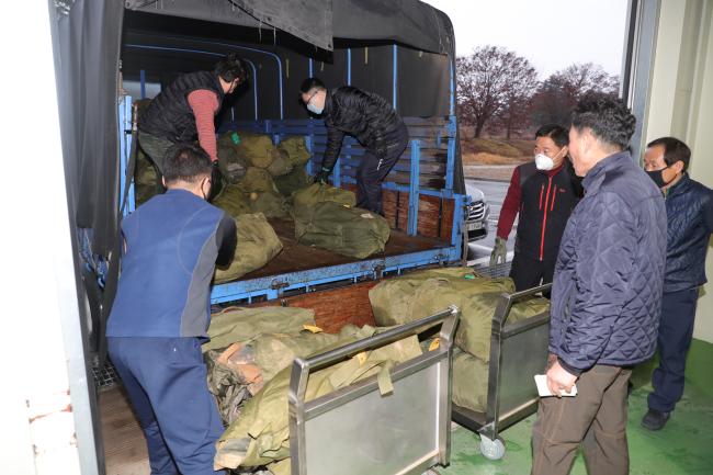 근무자들이 훈련에 이용한 훈련복과 기타 세탁물들을 차량에서 꺼내고 있다. 사진=조종원 기자