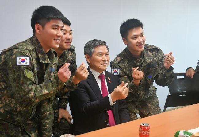 24일 설 연휴를 맞아 패트리엇 포대를 현장지도 한 정경두 국방부장관이 장병들과 간담회 후 기념사진 촬영을 하고 있다. 사진=국방부.