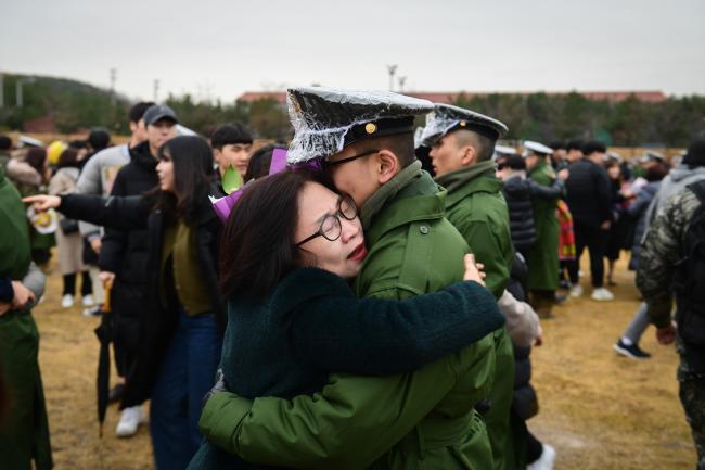 해병대 1253기 신병 수료식이 23일 해병대교육훈련단에서 개최된 가운데 신병들이 가족들과 만남의 시간을 갖고 있다. 이들은 지난해 12월 16일 입영해 약 6주 동안 강도 높은 훈련을 받았다.  부대 제공