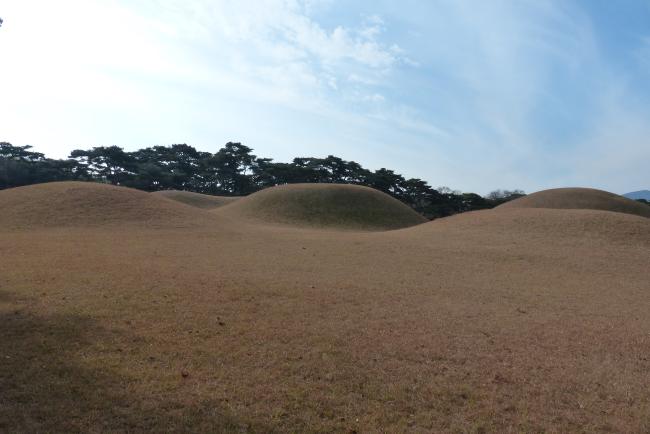 경주 남산 서북 산록에 있는 오릉. 임금의 왕호를 알 수 없어 차례대로 능 번호를 부여했다. 필자 제공