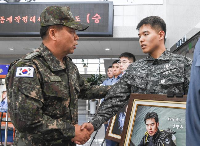 23일 해군3함대사령부를 방문한 심승섭(왼쪽) 해참총장이 군사대비태세를 점검한 뒤 모범수병으로 선정된 병사들을 격려하고 있다. 해군 제공