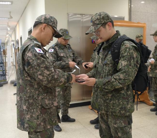 공군15특수임무비행단이 지난 13일부터 27일까지 사고예방 순찰활동을 실시한 가운데 주임원사단이 출타 병사의 용모와 외출증 등을 점검하고 있다.  사진 제공=김샛별 중사 