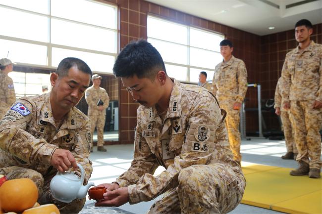 아랍에미리트에서 국방교류협력 임무를 수행하고 있는 아크부대 장병들이 설 명절을 맞아 합동차례를 지내고 있다.  합참 제공