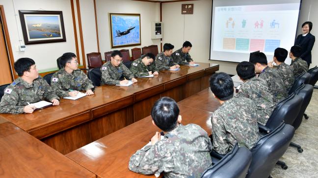 공군11전투비행단 헌병대대 수사요원이 단 본부에서 부대원들을 대상으로 사고예방 교육을 하고 있다.  사진 제공=안재경 준위