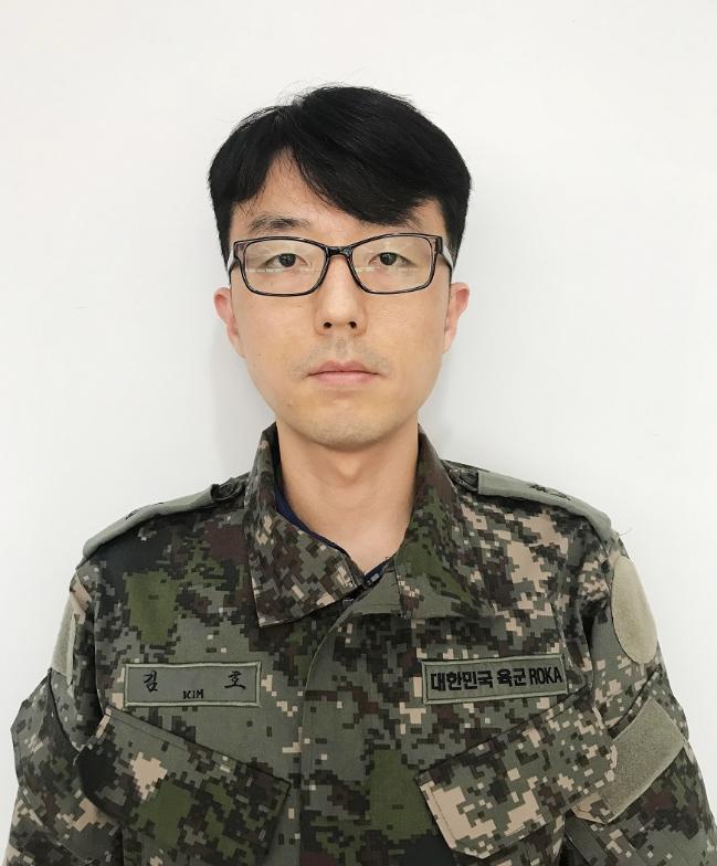 『판례로 본 디지털 증거법』을 발간한 김호 육군소령.  부대 제공