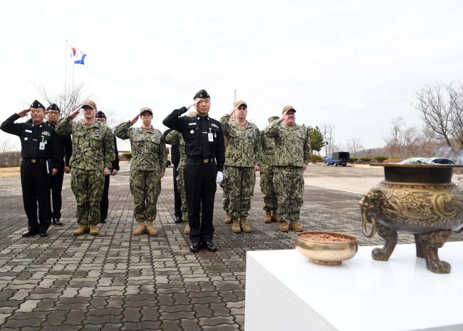 28일 해군2함대를 방문한 주한미해군 대표단이 우리 해군 장병들과 함께 제2연평해전 전적비 앞에서 전사자들을 추모하며 경례하고 있다.  
 부대 제공