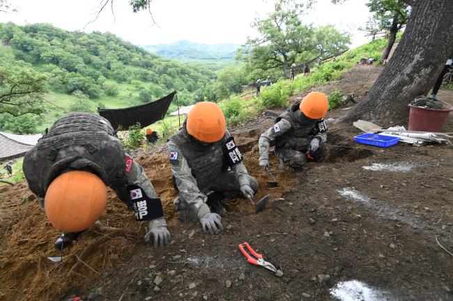 지난해 강원도 철원군 화살머리고지 일대에서 진행된 사상 첫 DMZ 유해발굴 현장의 모습.
