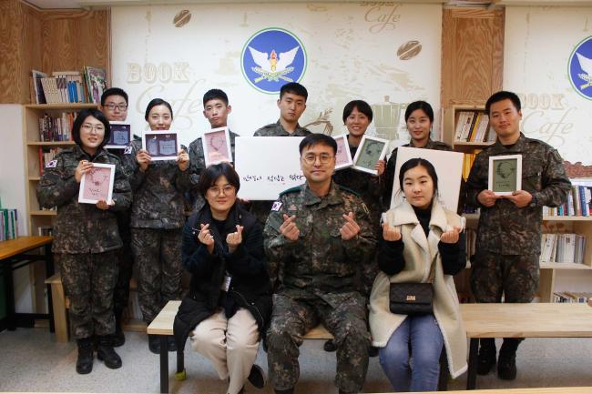 육군32사단 승리연대 장병들이 자신들에게 캘리그래피를 가르쳐준 박수제·이은지(앞줄 맨 왼쪽·맨 오른쪽) 강사와 함께 기념사진을 찍고 있다.  사진 제공=김나연 대위