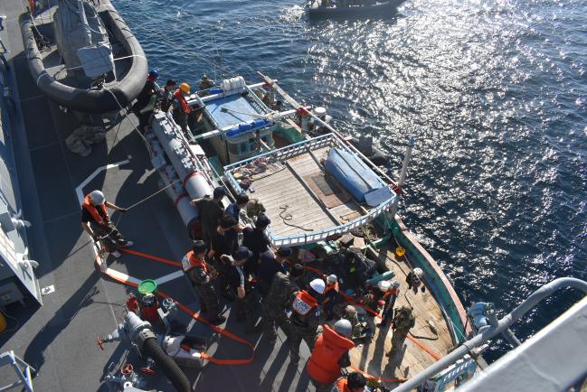청해부대 31진 왕건함 승조원들이 표류 중인 이란 선박에 유류를 지원하고 있다. 합동참모본부 제공